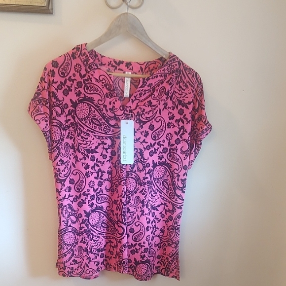 Scarlett Tops - Women's Pink Paisley Short Sleeve Tee
